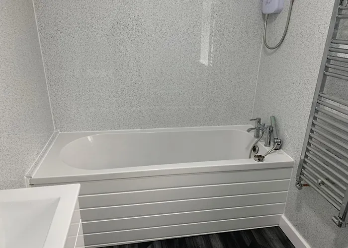 13 Langdale Gardens, Headingley Ls6 3hb * לידס