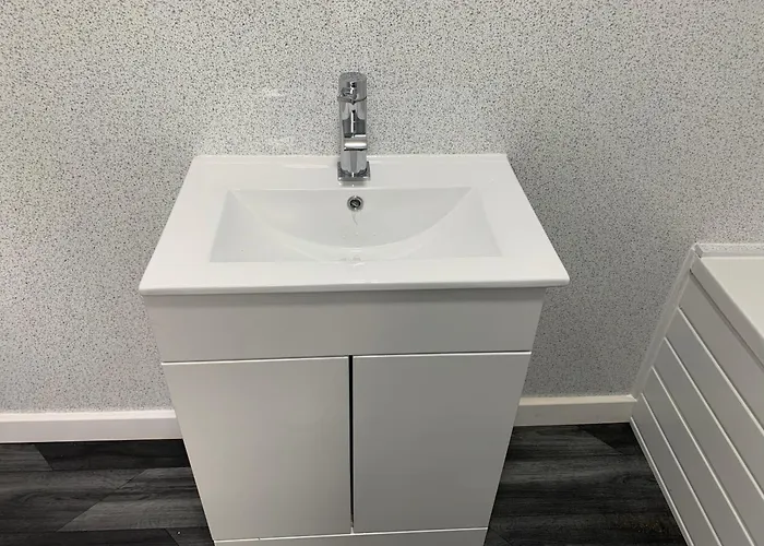 13 Langdale Gardens, Headingley Ls6 3hb *